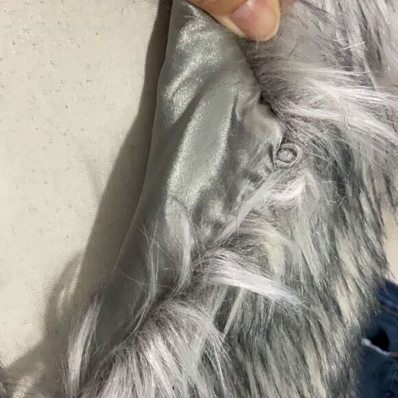 Rachel Zoe Silver Faux Fox Fur Fluffy Hook Closure Vest Jacket Size Medium - Picture 5 of 7